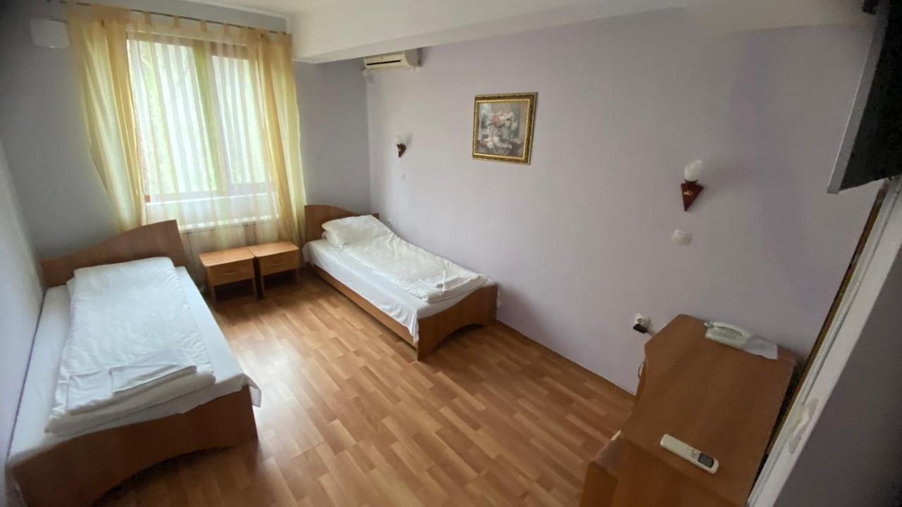 Хотел Галина Палас Srem Exterior photo