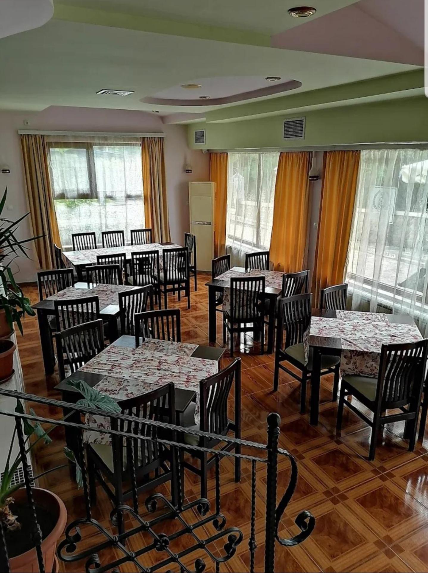 Хотел Галина Палас Srem Exterior photo